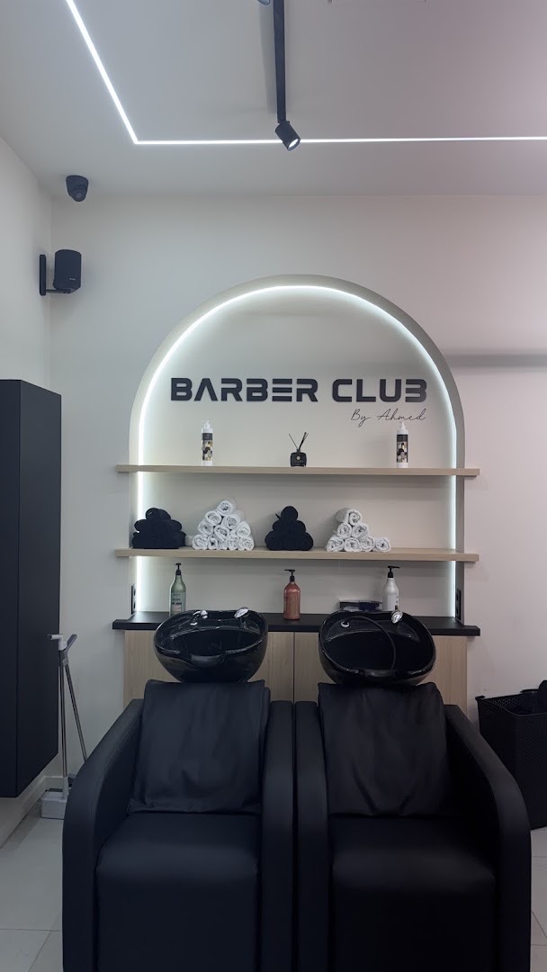Les deux bacs à shampoing en cuir noir