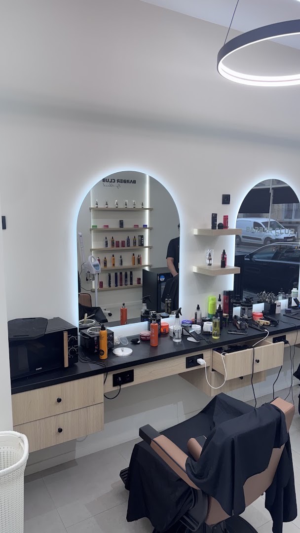 Poste de coupe avec miroir en arche éclairé